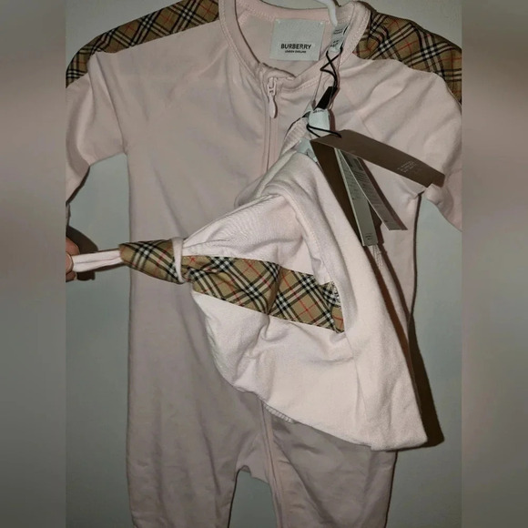 BNWT Burberry Baby Three Piece Onesie Bib and Hat Light Pink 6 Months Girl $380 - Picture 6 of 7